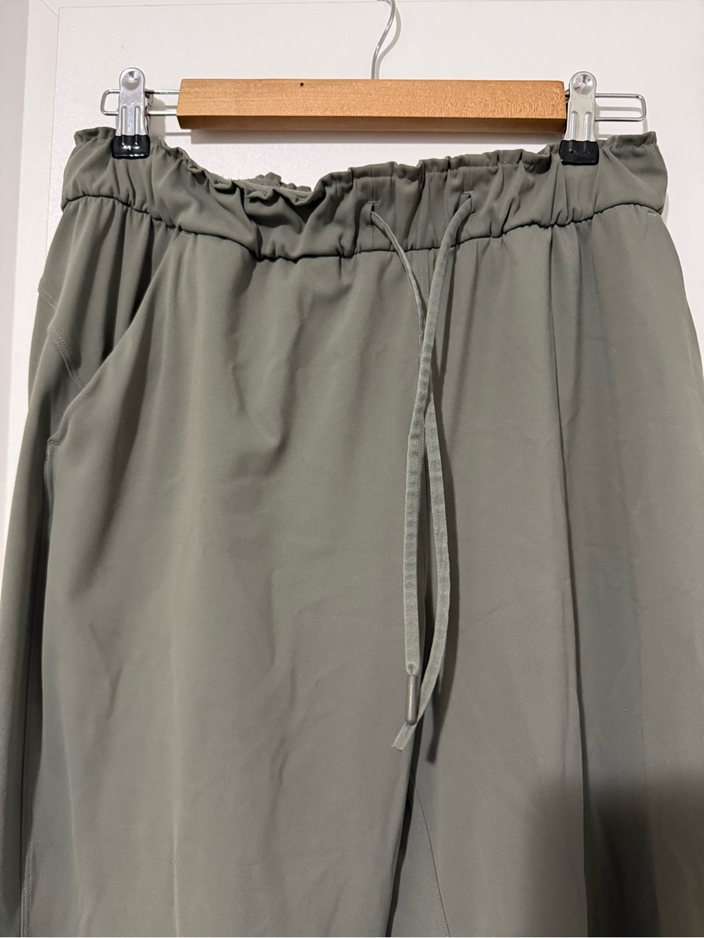 132. lululemon athletica Luxtreme On The Fly Grey Sage Track Joggers Size 8 - Picture 2 of 8